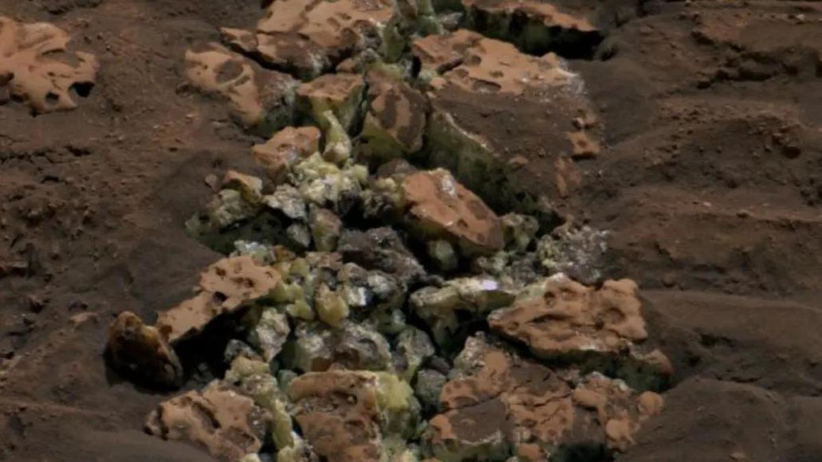 NASA オン マーズ |キュリオシティが火星の岩を砕いたときに見つけた黄色い宝物