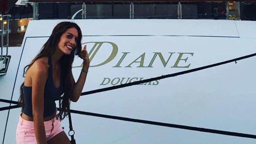 Diana Quer, en una fotografía de archivo en la que posa junto a un barco con su nombre.