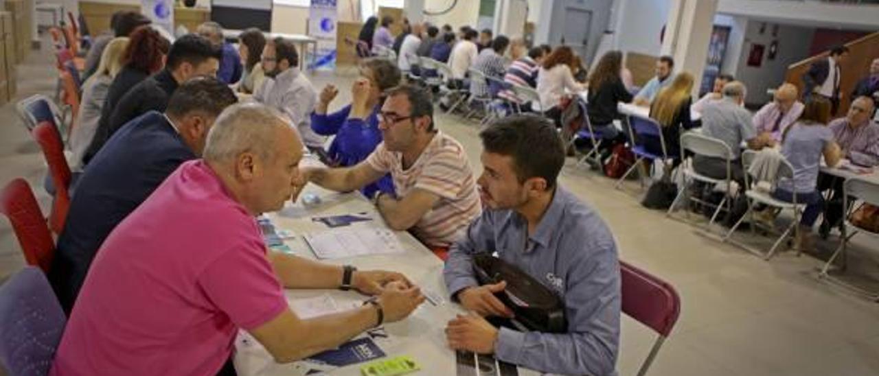 Los participantes mantuvieron conversaciones de un minuto para promocionar sus empresas.