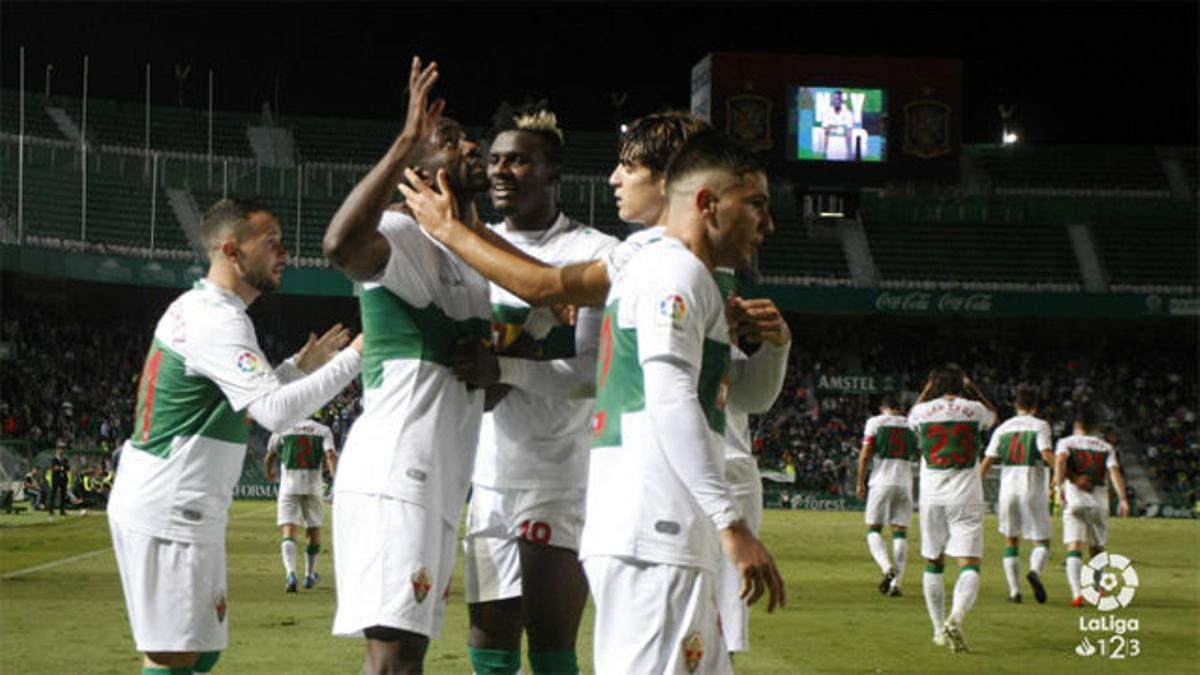 El Elche vence al Málaga y sale del descenso