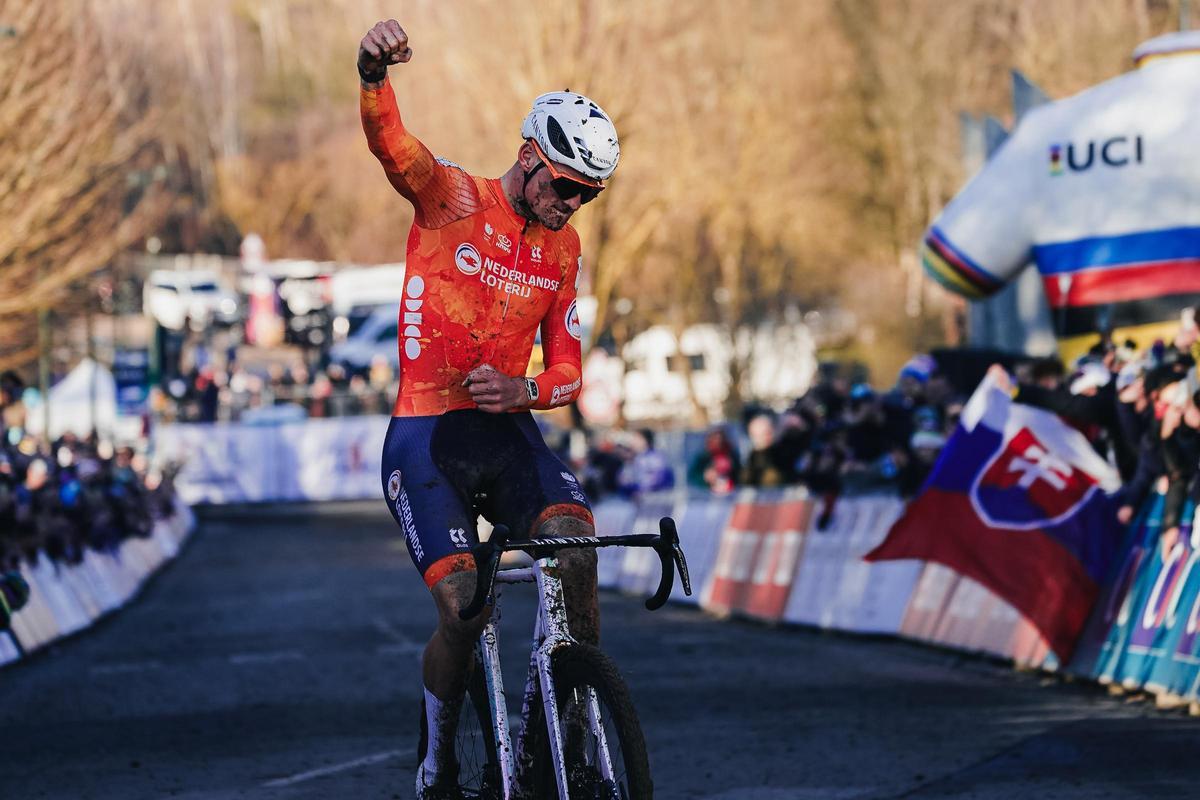 Mathieu van der Poel cruza la línea de meta como campeón del mundo de ciclocrós por séptima vez.