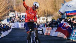Mathieu van der Poel cruza la línea de meta como campeón del mundo de ciclocrós por séptima vez.