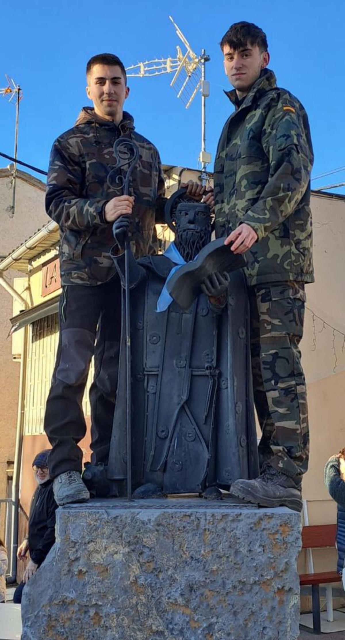 Los quintos junto a San Antón. | SERVICIO ESPECIAL