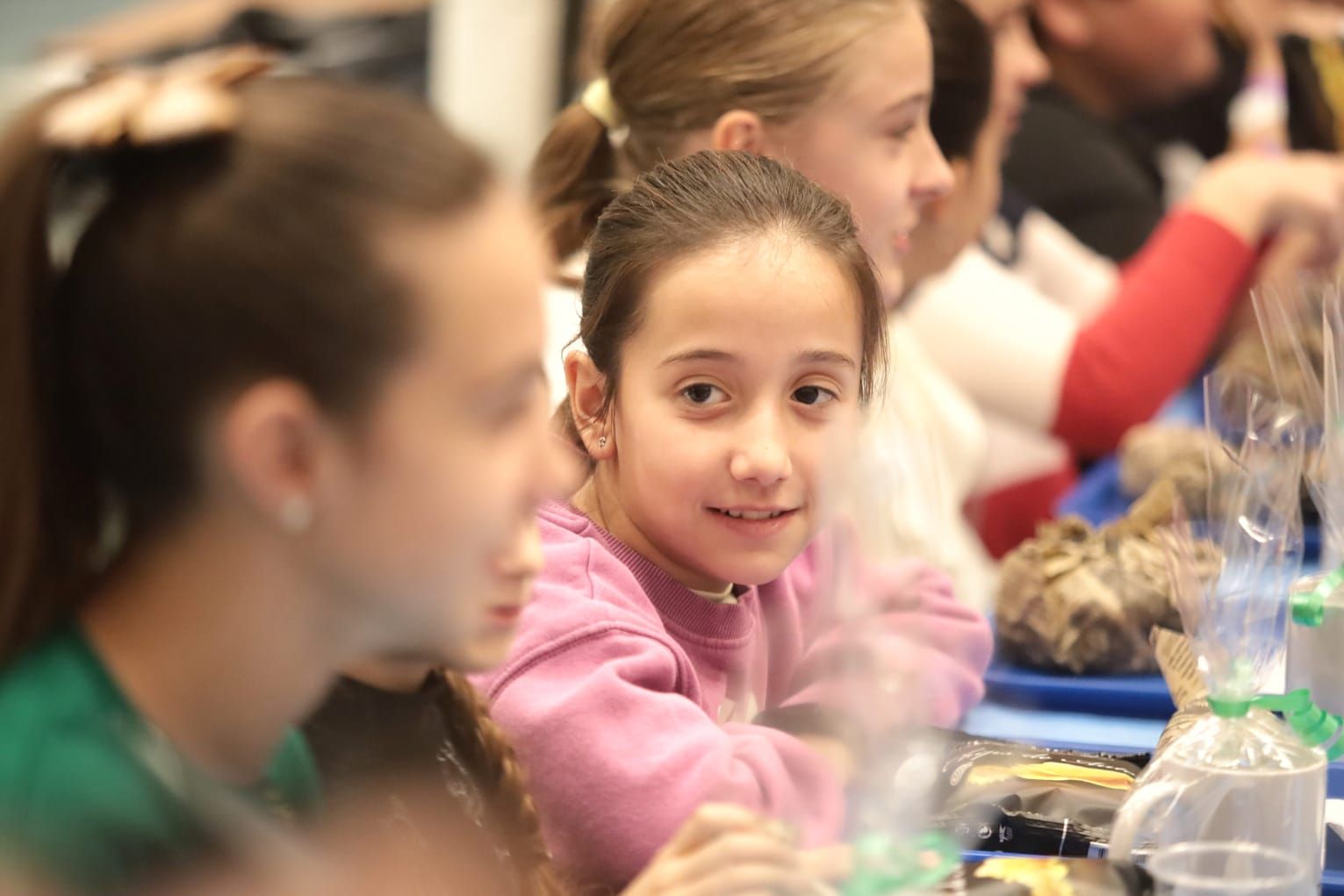 Tradicional merienda de la reina infantil de la Magdalena con su corte