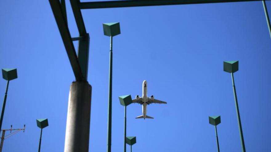 Tres vuelos desviados en Alvedro por el fuerte viento