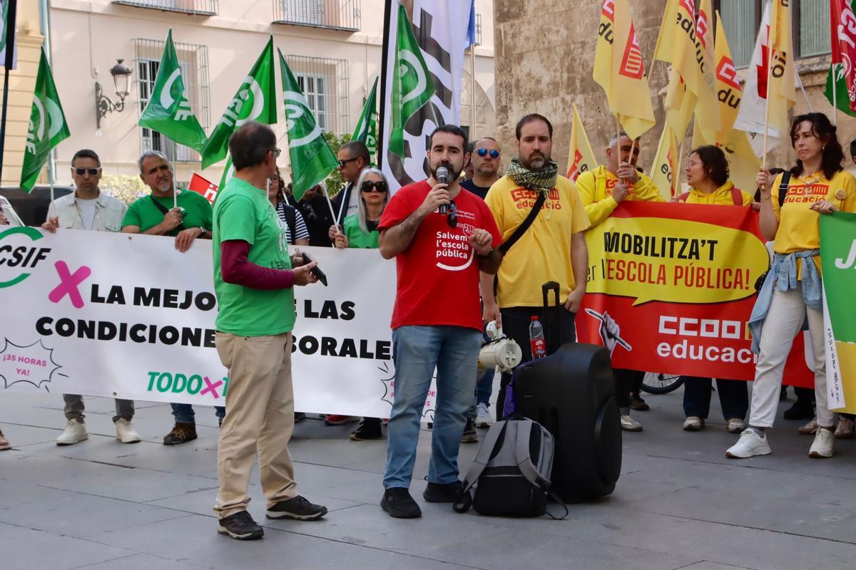 Los sindicatos de profesores apuntan directamente a Pérez Llorca: "Queremos negociar" Los sindicatos de profesores apuntan directamente a Pérez Llorca: "Queremos negociar"