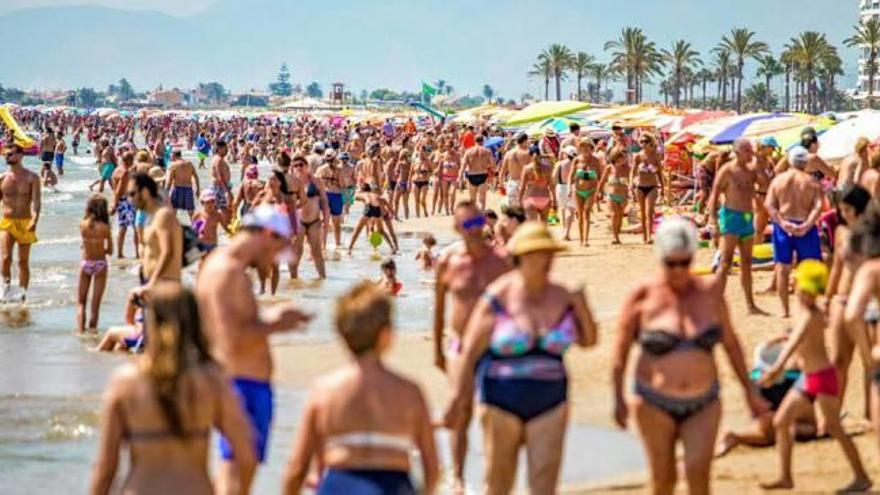 Las playas de Cullera siguen reuniendo a miles de personas.