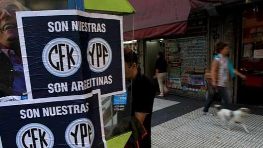 Carteles en Buenos Aires reclamando la &#039;argentinidad&#039; de YPF.