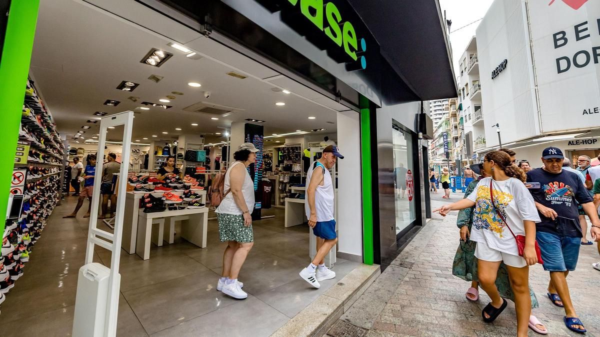 Varios establecimientos comerciales en la zona centro de Benidorm.