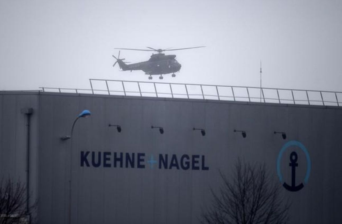 Un helicòpter sobrevola la zona de Dammartin-en-Goële.