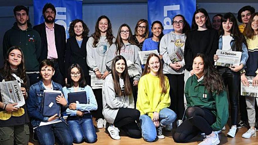 Los alumnos del Instituto Manuel Murguía que participaron en la elaboración de los periódicos, junto a los ganadores del concurso de relatos.