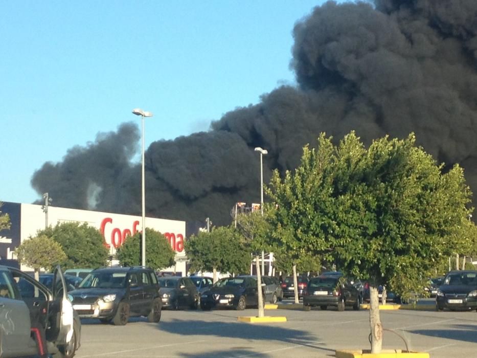 El comercio ubicado en el Parque Comercial Bahía Azul salía ardiendo este viernes por la tarde