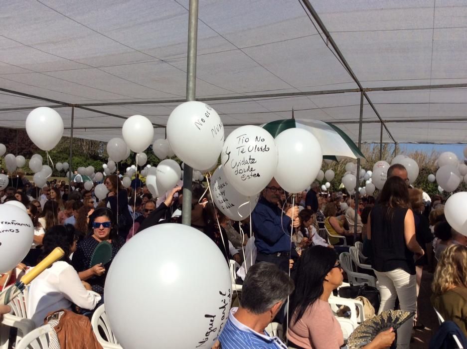 Cientos de globos blancos inundan el cielo valenciano para recordar a los seres queridos