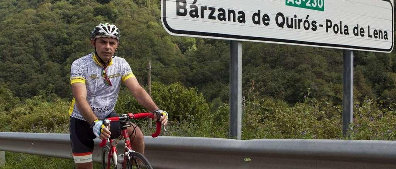 Roberto Menéndez, del Club Puerta de Asturias, en el puerto de La Cobertoria.