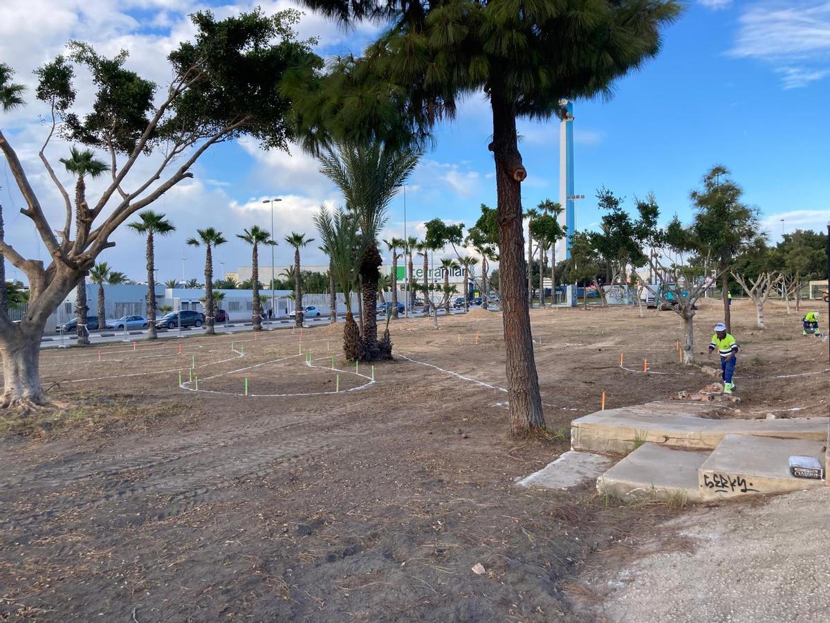Obras del nuevo parque inundable junto a la avenida de las Cortes Valencianas en Torrevieja