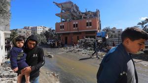 Palestinos inspeccionan las ruinas de un edificio destruido tras un bombardeo israelí en Dair El-Bakah, en la Franja de Gaza
