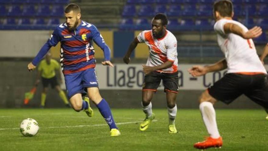 Colorado, del Llagostera, en un partit aquesta temporada a casa davant l&#039;Hospitalet.