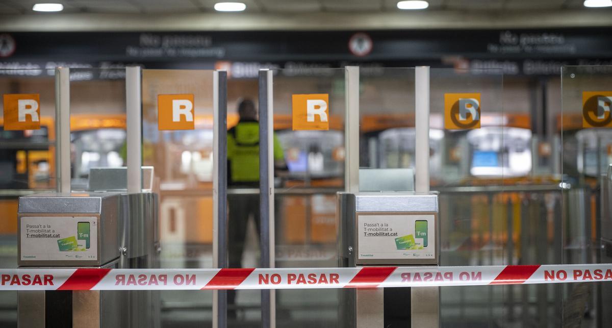 Acceso a los andenes de trenes de Rodalies de plaza Catalunya cerrado por la cancelación de todo el servicio de Rodalies de Renfe en Catalunya.