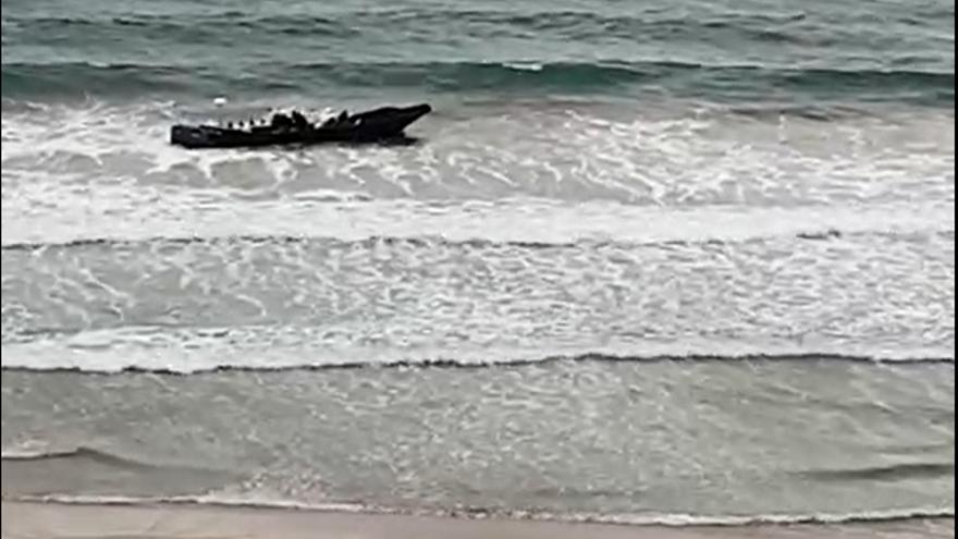 Deteienen a los navegantes de una lancha sospechosa en Cullera