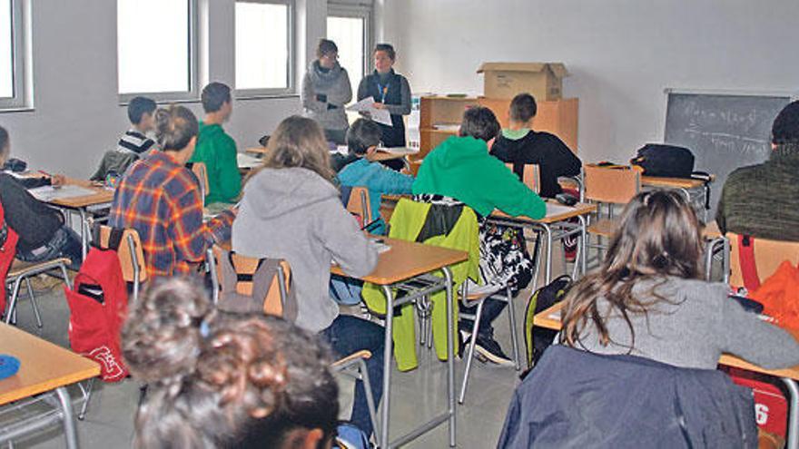 Dos profesoras imparten clase en el primer día de colegio del nuevos instituto.