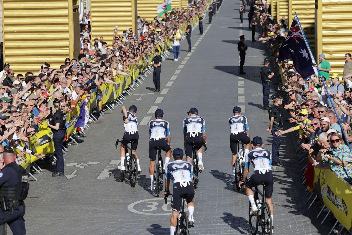 El equipo Movistar se dirige a la presentación de equipos del Tour.