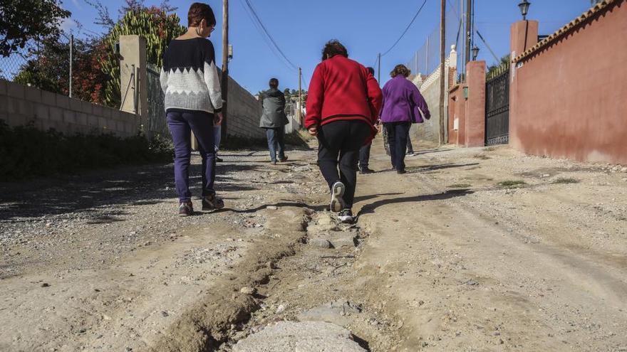 Vecinos del Moralet que se quejan de las condiciones de los caminos, en noviembre del año pasado.