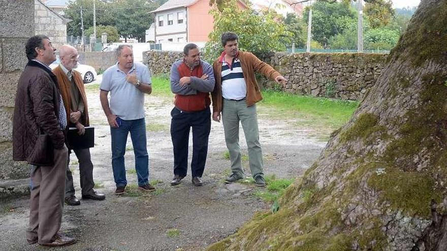 Técnicos de la Xunta visitan el carballo con el portavoz vecinal. // R.V.