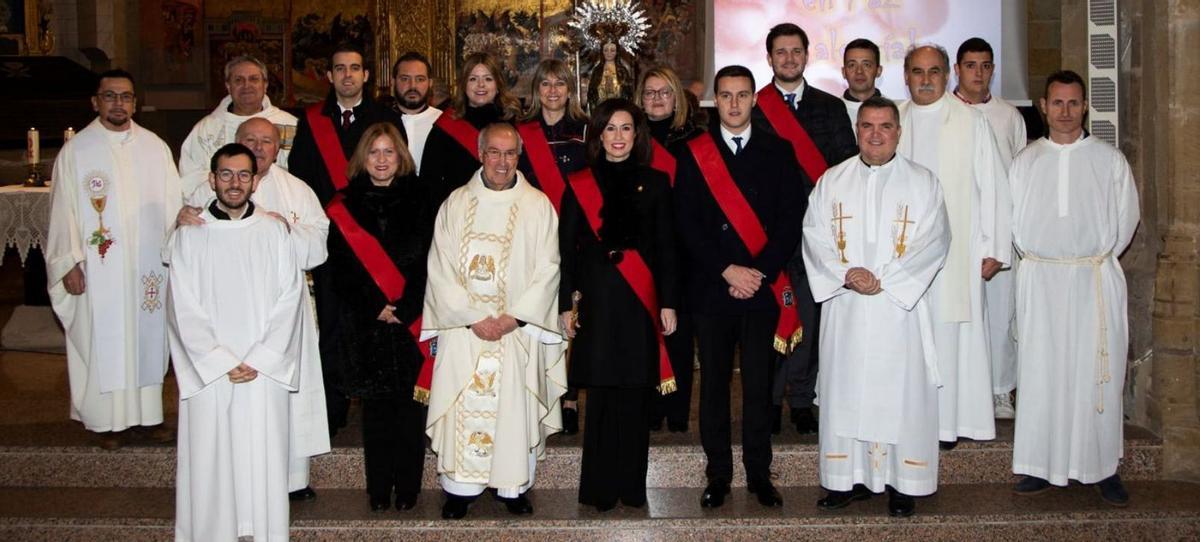 La alcaldesa Teresa Ladrero y miembros de la corporación en la misa mayor por la festividad local. | SERVICIO ESPECIAL