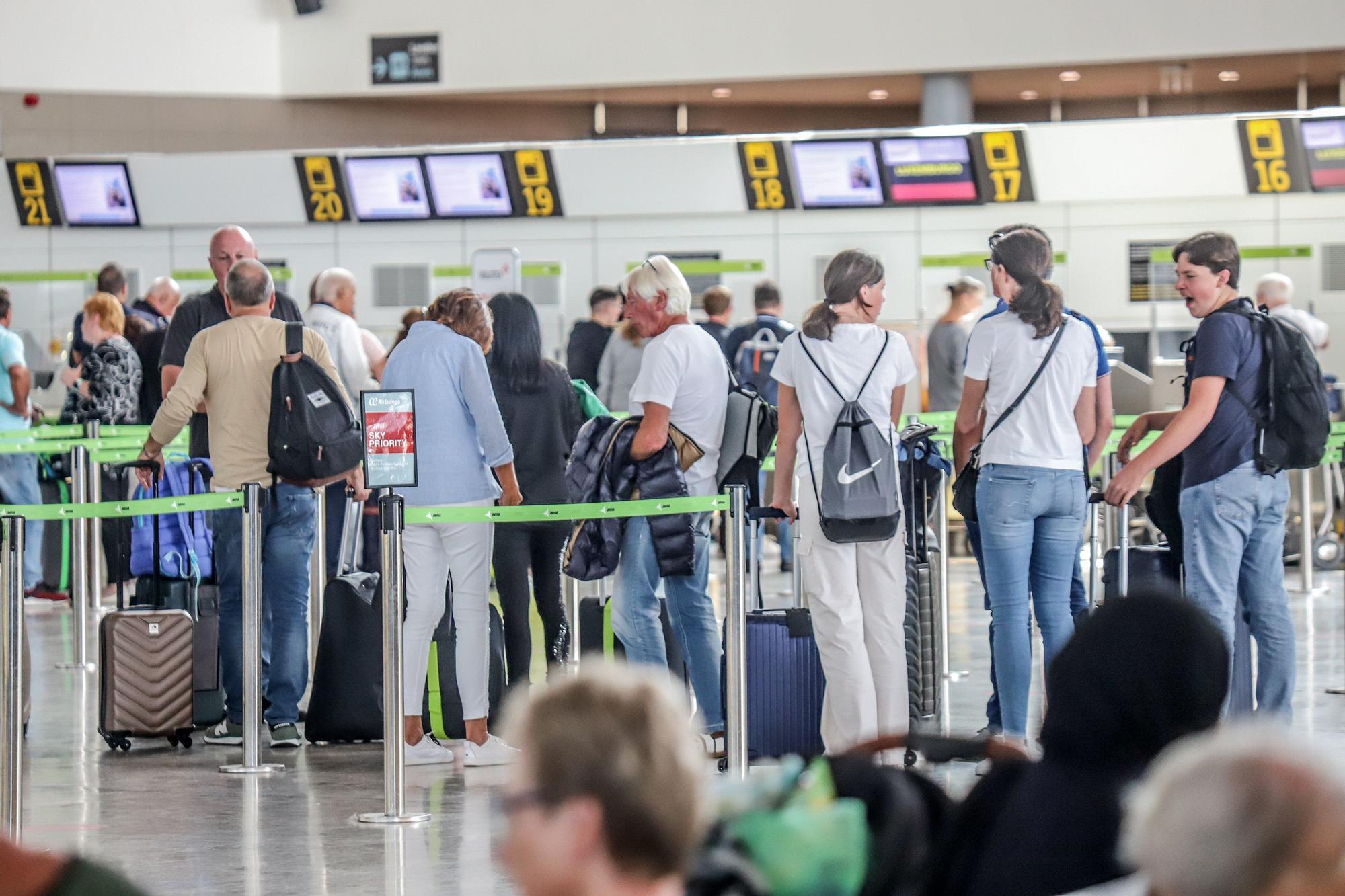 Flujo de pasajeros en la terminal del El Altet