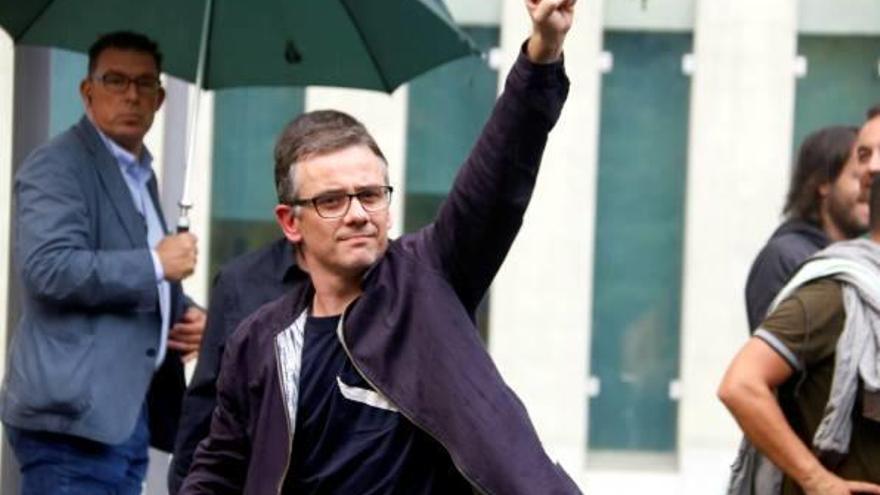 Josep Maria Jové, aixecant el puny un cop fora de la Ciutat de la Justícia el passat setembre.
