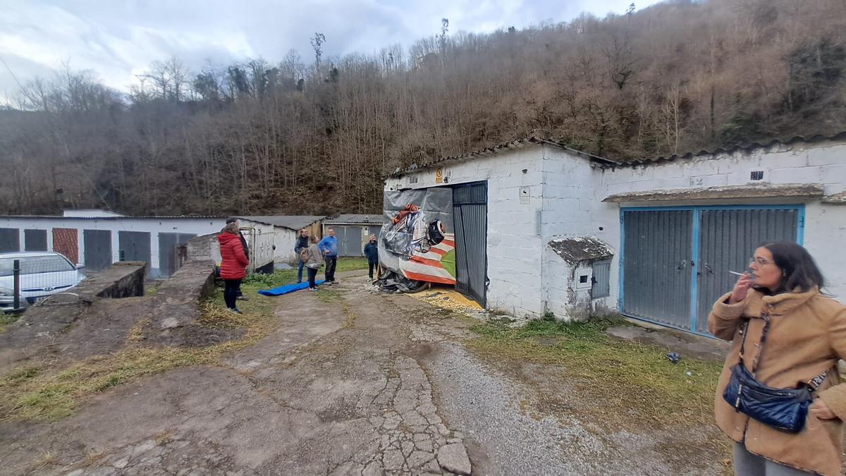 Varios vecinos, colocando una lona en la cochera dañada.