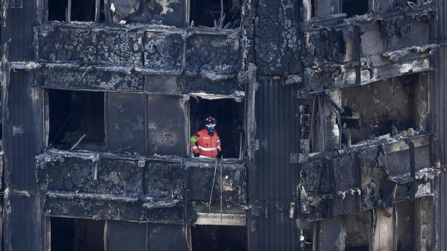 Un bombero, en el interior de la Torre Grenfell