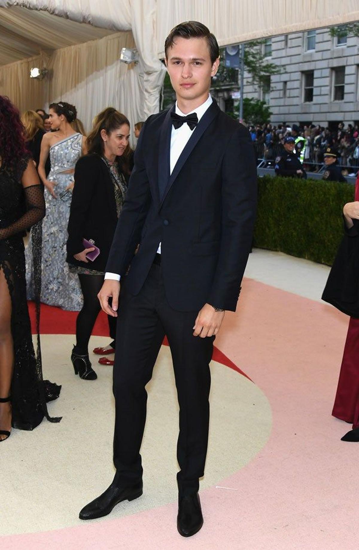 Ansel Elgort, de Prada, en la alfombra roja de la gala Met 2016.