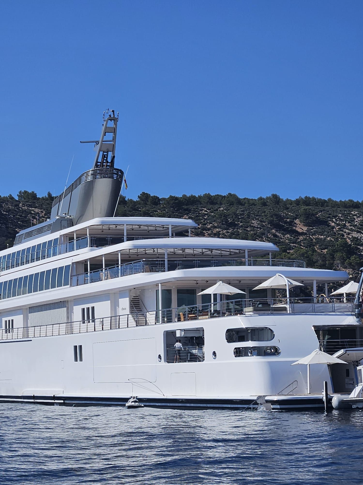 Die Superyacht "Rising Sun" liegt wieder vor der Küste Mallorcas