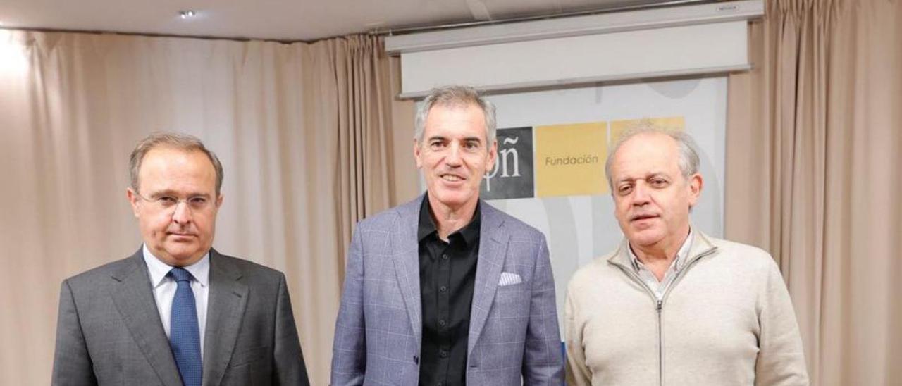 Javier Junceda, Santiago González-Varas y Gustavo Bueno Sánchez, en la sede de la Fundación Gustavo Bueno. | Miki López