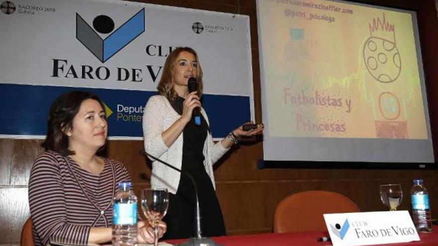 La psicóloga Patricia Ramírez (derecha) fue presentada por la periodista Iria Carregal.  // Ricardo Grobas
