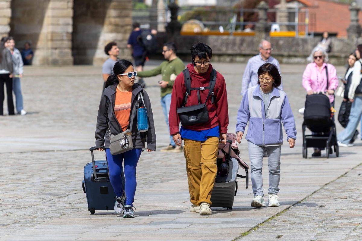 Turistas con maletas nas rúas de Santiago