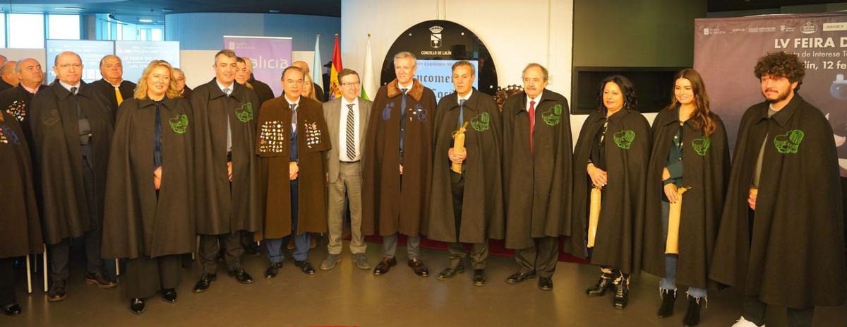 Los nuevos comendadores posan con el alcalde, el presidente de la Xunta y el diputado provincial Carlos López Font.   | // BERNABÉ