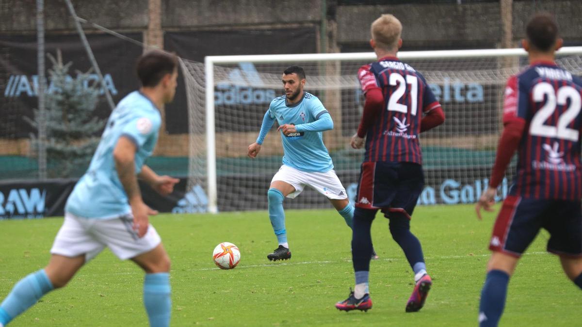 Lance del juego entre el Celta B y el Extremadura UD en Barreiro