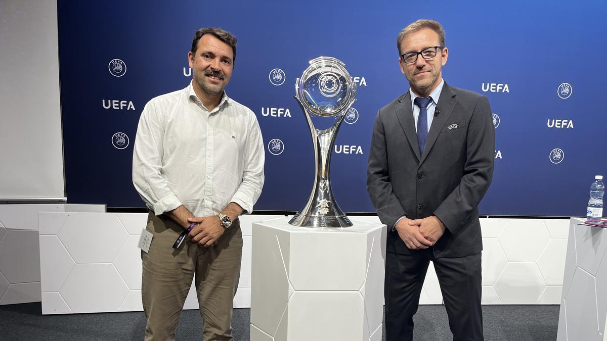 José Tirado y Laurent Morel, máximo dirigente del fútbol sala en la UEFA en el sorteo de esta tarde.