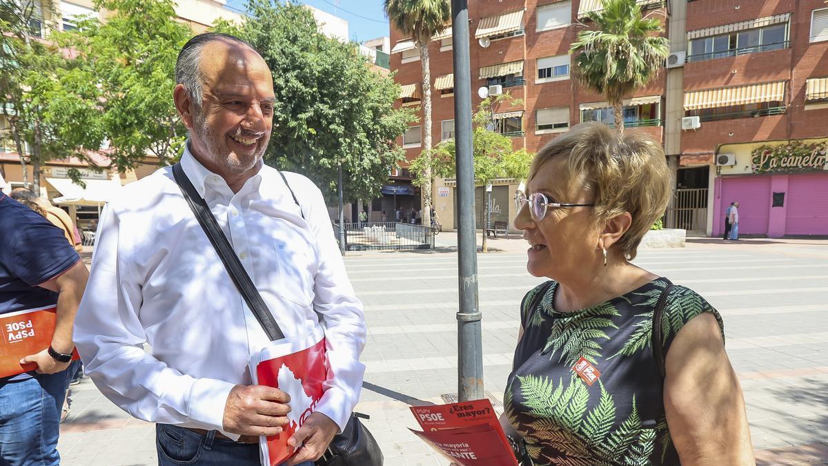 El secretario general del PSOE alicantino, Miguel Millana, junto a la exconsellera de Sanidad, Ana Barceló.