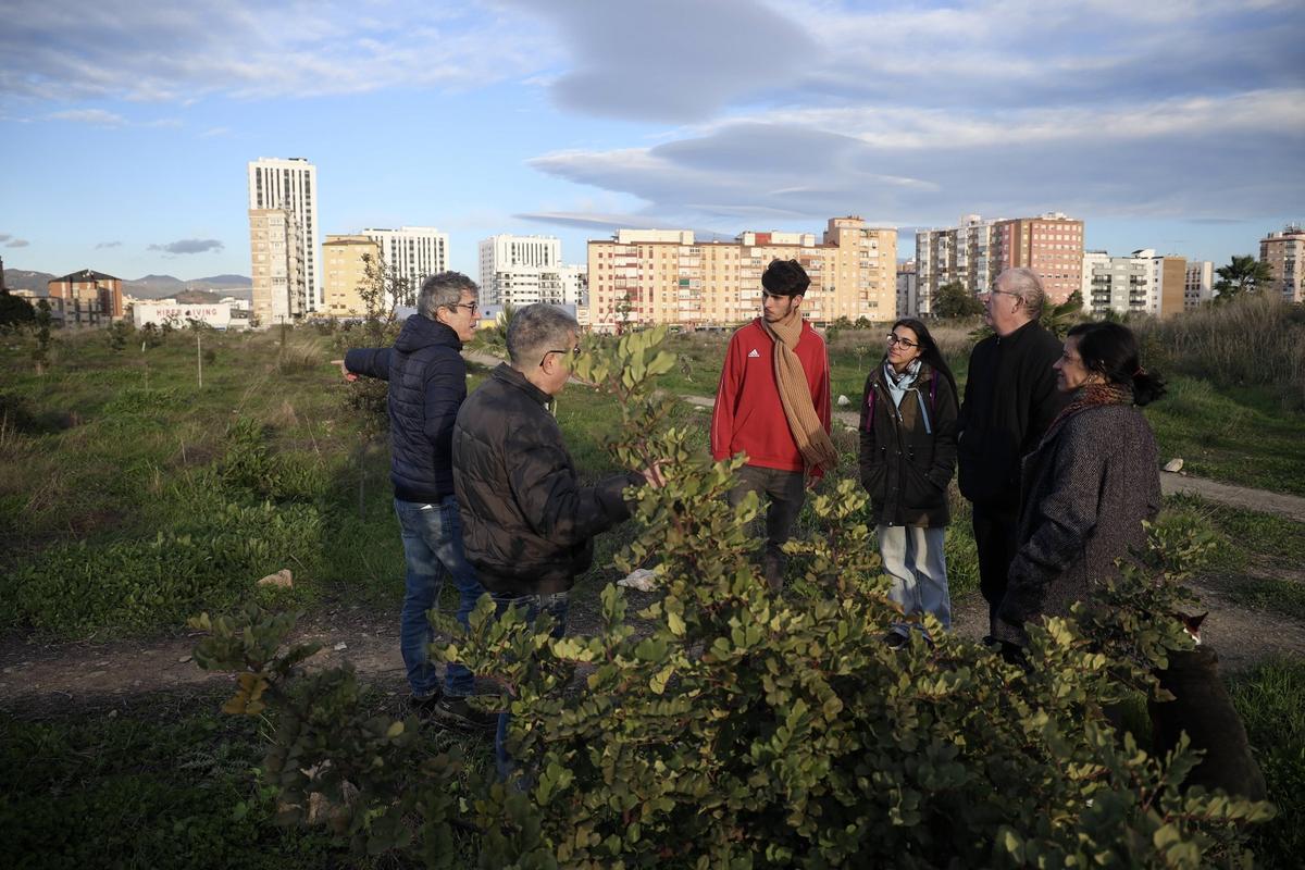 Miembros de la plataforma ciudadana Bosque Urbano Málaga, este mes en los terrenos de Repsol.