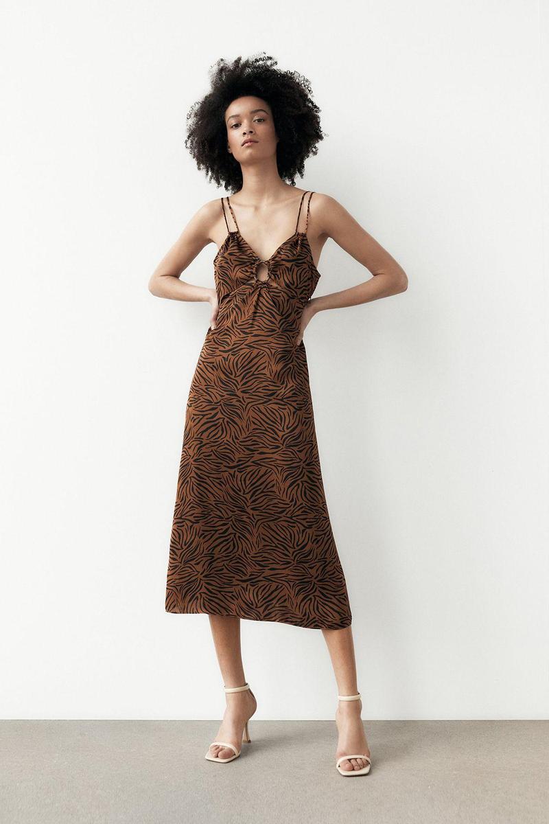 Vestido 'animal print' de Zara.