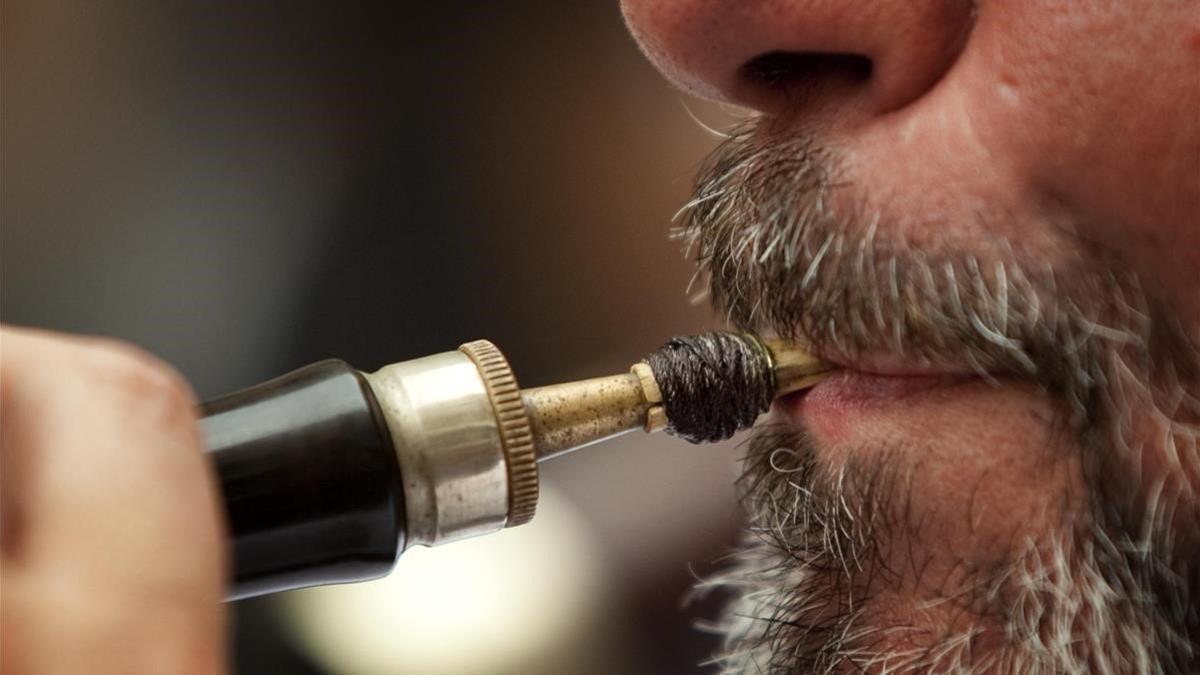 Un hombre toca la gralla durante unas fiestas de la Mercè, el 24 de septiembre del 2010