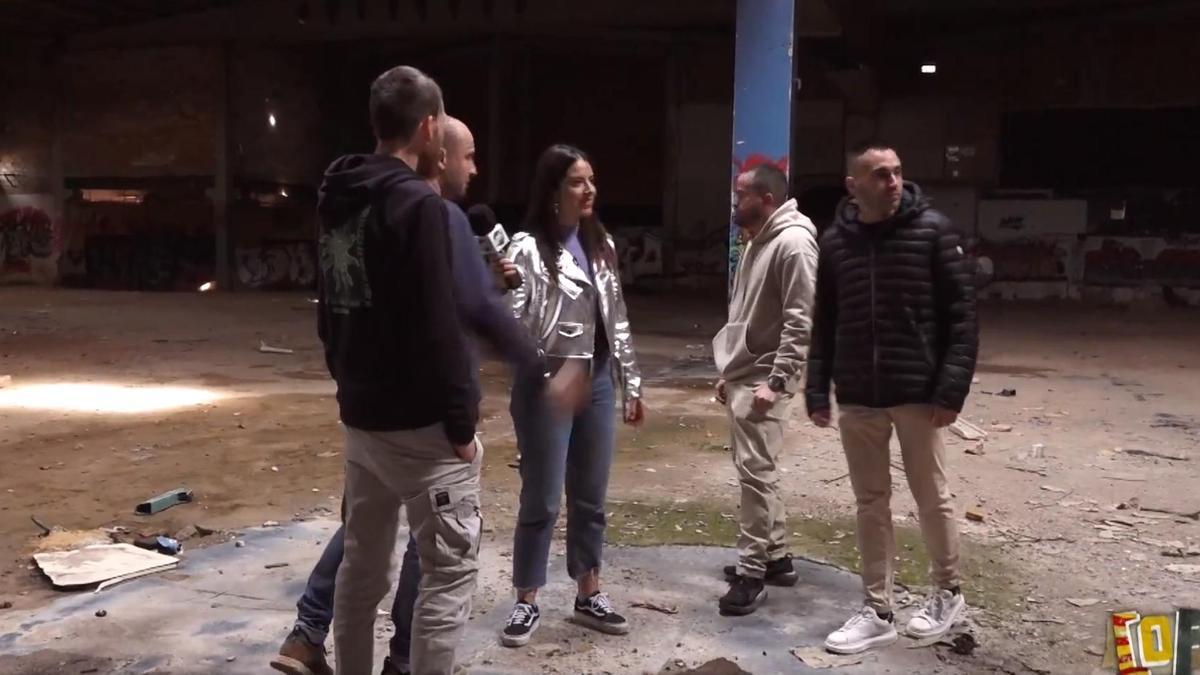 Els quatre discjóqueis de Pont Aeri i la reportera d'APM durant la visita a l'antiga sala d'oci nocturn de Manresa