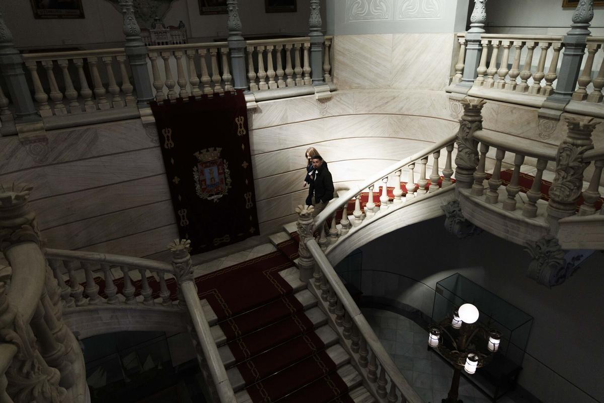 Beatriz Sánchez del Álamo abandona el pasado miércoles el Palacio Consistorial junto a Daniel Collado