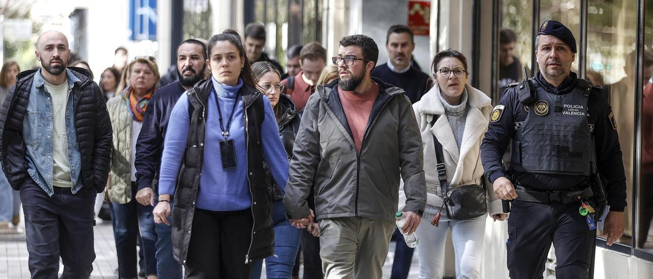 Los vecinos afectados por el incendio en Campanar