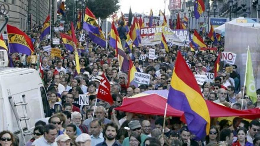 Miles de españoles exigen en las calles un referéndum