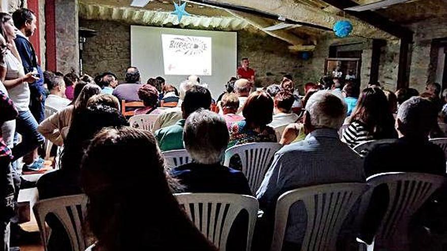 Presentación del libro escrito por el alistano Manuel A. Sanabria en su pueblo de Figueruela de Abajo.