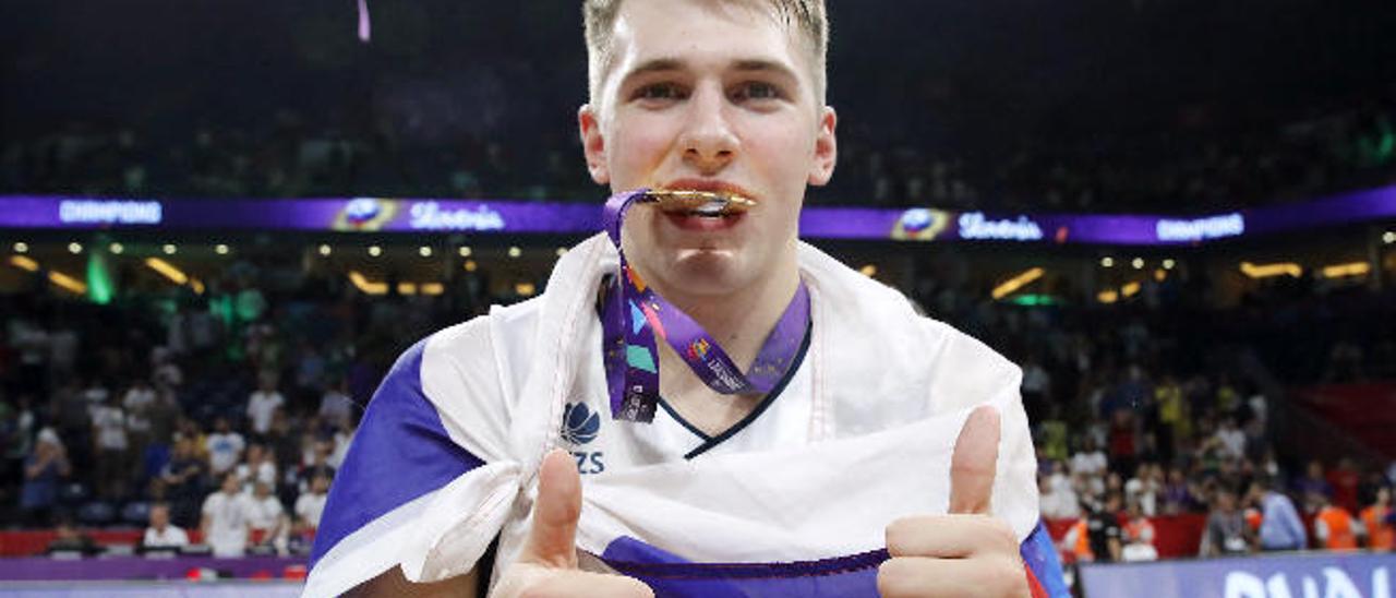 El alero de la selección eslovena y del Real Madrid, Luka Doncic, posa con la medalla de oro, el pasado domingo, tras su victoria ante Serbia en la final en Turquía.